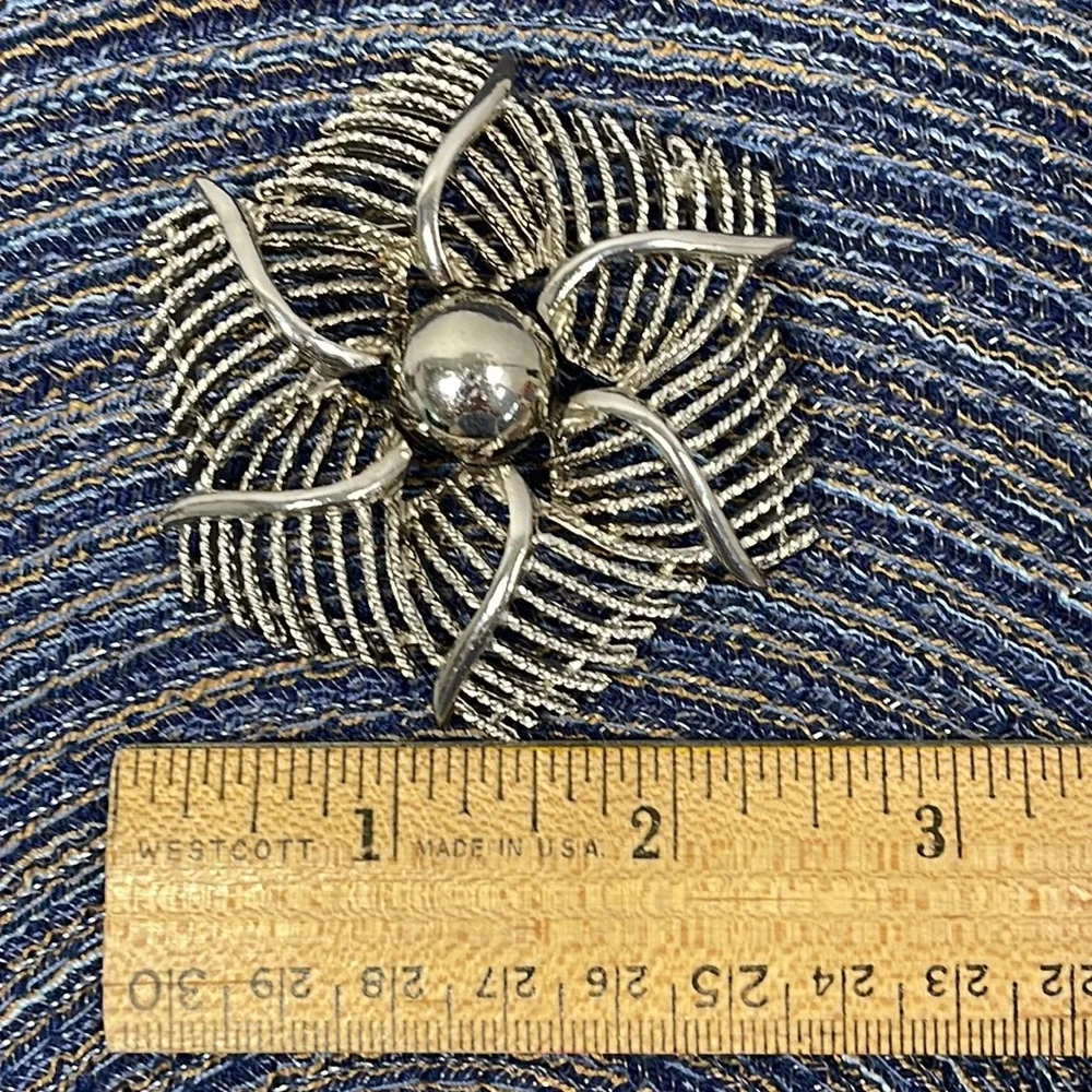 Starburst Spiral Star Sun Starfish Brooch Pin Metal Silver Toned 2.5” Vintage
